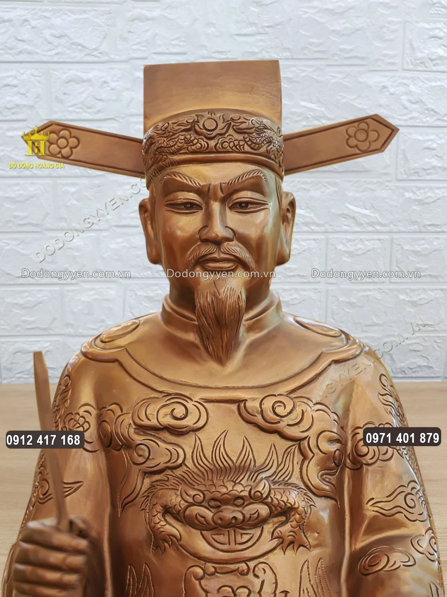 Gương mặt uy nghi&ecirc;m, cương nghị của Ng&agrave;i được chạm khắc sắc n&eacute;t